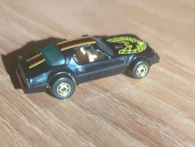 Malasia Hot Wheels Hot Bird 1977 amarillo, rojo, negro. Ventana verde ruedas doradas  Foto 1 de 4