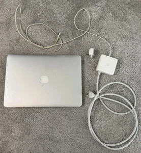 Apple MacBook Pro 13.3" (256GB PCIe Flash Memory, 2.7GHz Intel Core i5) - 2015 - Afbeelding 1 van 11