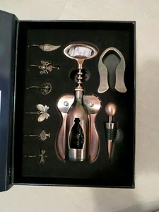 NUOVO KIT VINO LAZBOY WINE ESSENTIALS 10 PEZZI IN CONFEZIONE REGALO - SPEDIZIONE GRATUITA - Foto 1 di 6