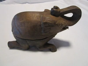 Tronchetto vintage artigianale in legno intagliato a forma di elefante portagioie con coperchio 7” L - Foto 1 di 9
