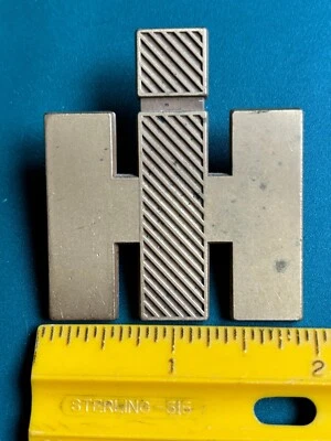 Vintage International Harvester Travelall Fender Emblem 1950's 1960's Brass — 第 1/2 张图片