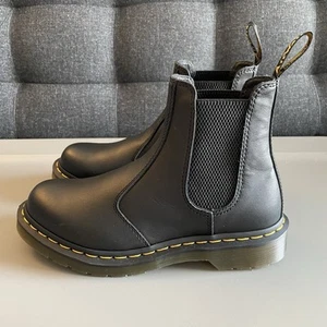 Dr. Martens 2976 Stivali Chelsea Donna Taglia 7 Nero Pelle Liscia NUOVI - Foto 1 di 7
