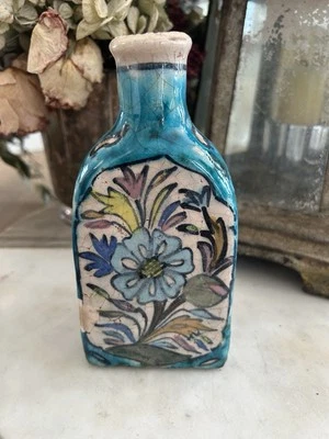 Antigua botella triangular persa Iznik estilo turco Faiance con flor azul Foto 1 de 4