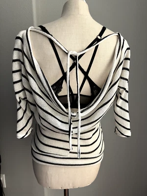 Blusa feminina Charlotte Russe COWL costas abertas listra náutica top 38" peito fio - Imagem 1 de 4