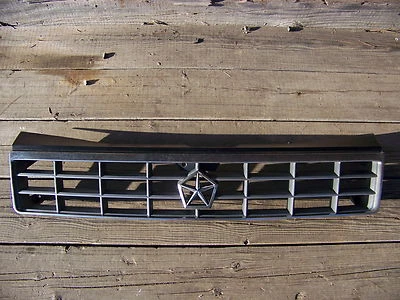 Plymouth Sundance Grill 1991 OEM High Line RS 89 90 92 93 94 Foto 1 de 4