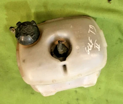 Vase d'expansion liquide de refroidissement / VW GOLF 2 / 1.6 TD - Photo 1/3
