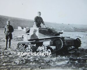 Altes Foto DAK Afrikakorps erbeuteter Kleinst - Panzer / Beutepanzer
