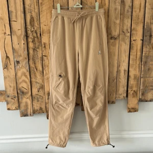 Pantalones Tejidos Nike Air Jordan Essentials Para Hombre Pequeños 'Leyenda Marrón Claro' DQ7509-206 - Imagen 1 de 16
