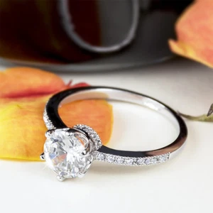 ANILLO de compromiso simulado de corte redondo de 1,25 quilates con corona de oro blanco sobre plata - Imagen 1 de 7