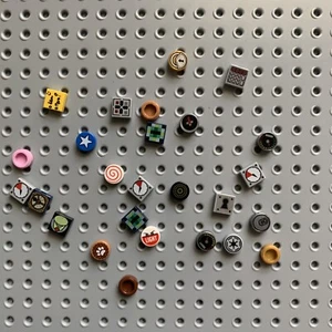 Lego Lote de 26 piezas de 1x1 azulejos cuadrados y redondos con decoraciones impresas - Imagen 1 de 3