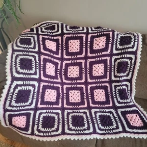 Couverture vintage tricotée au crochet couverture bébé, jet, berceau de crèche mamie carré - Photo 1/5