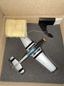North American P-51 Mustang Chuck Yeager Glamorous Glen III Tischmodell NEU - Bild 1 von 7