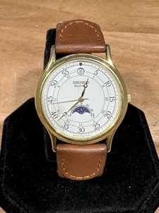 Orologio Vintage Seiko Fasi Lunari Quadrante Bianco Tono Oro Data 6F22-7009 - Foto 1 di 9