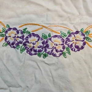 Vintage Kissenhülle Blumen Handbestickt Muster Lila Stiefmütterchen - Bild 1 von 12