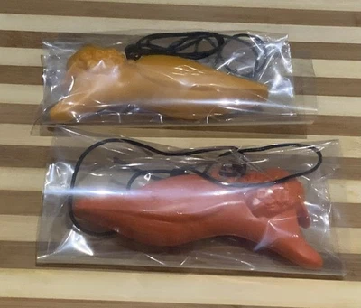 Nuevo Stock Antiguo Nuevo de Lote Antiguo 1977 Mark Fidrych Silbato Pájaro Juego De 2 Amarillo Y Naranja Foto 1 de 4