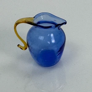 Jarra de vidrio soplado a mano artesanal miniatura para casa de muñecas azul con mango de oro amarillo - Imagen 1 de 7