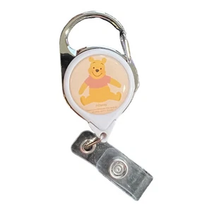 Soporte para insignia de carrete retráctil miembro del elenco de Disney Winnie the Pooh - Imagen 1 de 2