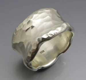DISEÑO NEUMÁTICO - LLAMATIVO ANILLO MARTILLADO - ORFEBRERÍA PROPIA - PLATA FINA 999 - Imagen 1 de 9