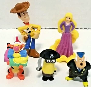Lote de 5 pequeñas figuras de Disney Tigger, Rapunzel, Woody, Minion, Chief O'Hara - Imagen 1 de 12