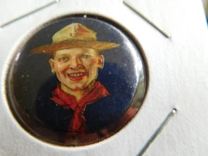 EG SCOUT BSA BLUE PINBACK BUTTON BOY WITH SMOKEY RED NC SMILE PIN OLD VINTAGE !! - Foto 1 di 4
