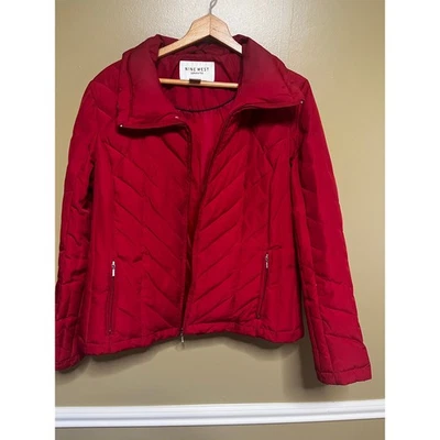 Chaqueta acolchada de plumón roja Nine West  Foto 1 de 4