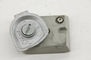 Unbekannte Schnellwechselplatte mit 1/4-20 Stativbefestigungslöchern ~ 2" lang - TEIL X901 - Bild 1 von 4