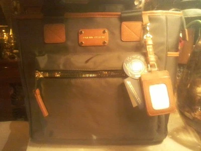 ADRIENNE VITTADINI Viaje de negocios + Funda para libro de trabajo Precio de venta sugerido por el fabricante: $380.00 Foto 1 de 4