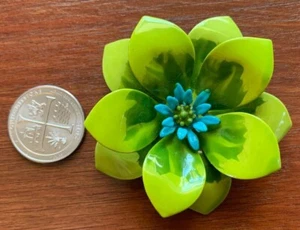 Vintage 60er Hippie hell Retro Emaille bemalt Metall Blume Brosche Anstecknadel GROß - Bild 1 von 7
