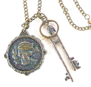 COLLAR MEDALLÓN CALAVERA PIRATA DE LA LIGA CARIBEÑA DISNEY MEDALLÓN + LLAVE ESQUELETO - Imagen 1 de 5