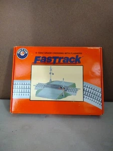Lionel Fast Track 6-12052 Grade Crossing With Flashes Light 3 rail #3 - Imagen 1 de 7
