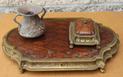 Tintero antiguo con incrustaciones de madera y patas de bronce con juego de bandeja de escritorio Art Nouveau Foto 1 de 4