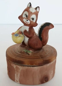 Entzückendes Vintage anthropomorphes Eichhörnchen mit Blumenkorb Keramik Schmuckschatulle - Bild 1 von 7