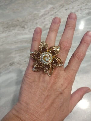 Anillo de flores de diamantes de imitación ámbar macizo con remolino central de piedras de aurora boreal Foto 1 de 4