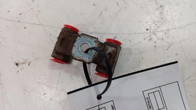 Divisor de unión de válvula de dosificación de línea de freno Toyota Scion IQ 2011 2012 2013  Foto 1 de 4