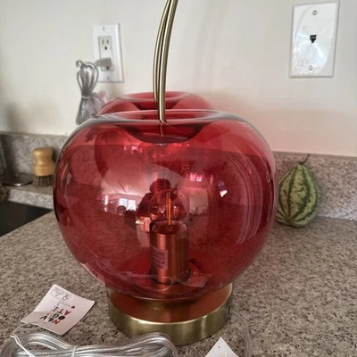全新 Cherry Novogratz 红色和金色玻璃台灯 现代流行艺术灯 Tiktok  — 第 1/4 张图片
