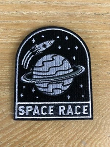 Parches de motivos de aplique bordado OVNI de hierro en parche cohete planeta de carrera espacial - Imagen 1 de 2