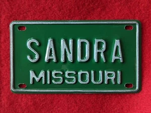 Placa de matrícula de aluminio verde de colección años 60 SANDRA Missouri NIÑA nombre bicicleta scooter - Imagen 1 de 2