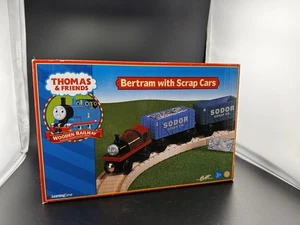 Thomas Holzeisenbahn Bertram mit Schrottwagen 2000 Neu offener Karton selten 99153 Neu in OVP - Bild 1 von 9