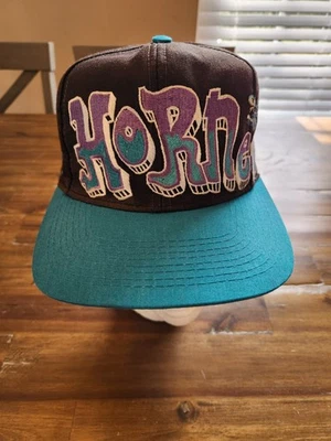 DE COLECCIÓN 90’S DRAW PEARSON GORRA SNAPBACK CHARLOTTE HORNETS SARGA GRAFFITI Foto 1 de 4