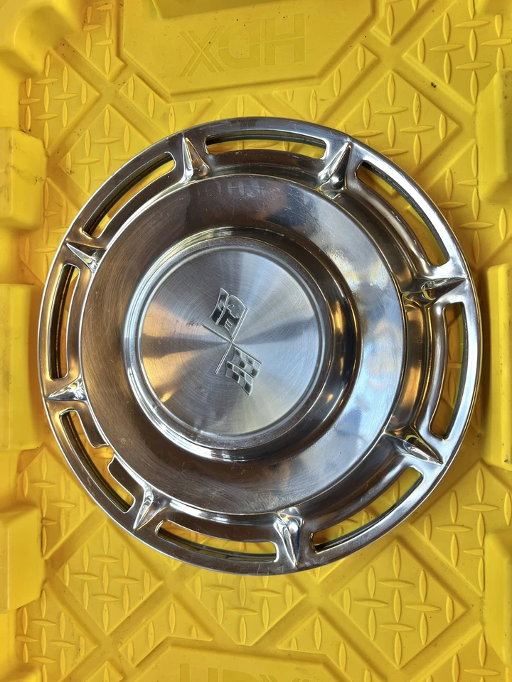 1960-1961 Impala Corvette 14 Inch Wheel Cover Hub Cap (1) Vintage Crossed Flags - Image 1 of 2