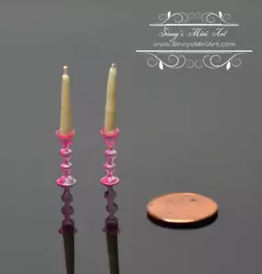 1:12 Puppenhaus Miniaturkerzen mit rosa Kerzenhaltern, Glas Comic H189 - Bild 1 von 1