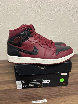 Jordan 1 Retro Mid Team Hombre Talla 9.  Zapatos deportivos rojos negros Foto 1 de 4