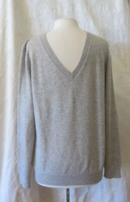 Suéter Vince masculino 100% cashmere gola V cinza • Grande - Imagem 1 de 3