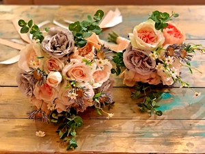 Ramo de boda 'Ashleigh' paquete de novia y dama de honor par de flores de imitación de lujo - Imagen 1 de 2