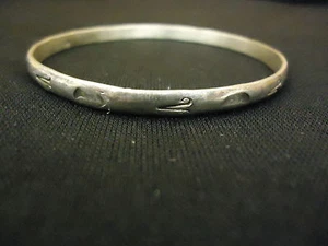 Designer Fashion Bracelet 2 1/2in x 1/8in Bangle Metal Female Adult Silvers - Picture 1 of 1