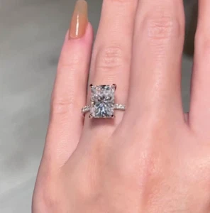 Anillo de compromiso moissanita de corte radiante halo oculto de corte radiante de 3 quilates enchapado en oro blanco de 14 quilates - Imagen 1 de 10