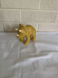 Paso 2 Repuesto Plástico Amarillo Dinosaurio Triceratops Dino Cavar Arena Mesa de Agua - Imagen 1 de 10