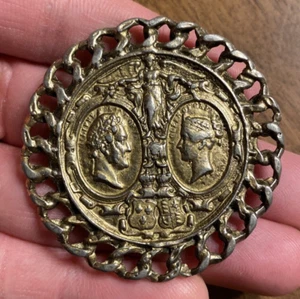 Prendedor de metal conmemorativo visita rey Luis Felipe Francia a reina Victoria 1844 - Imagen 1 de 18