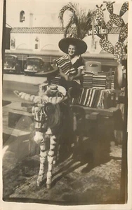 RPPC Postal Mujer Bonita Joven en Carro Zonkey Pintado Burro Tiajuana México - Imagen 1 de 2