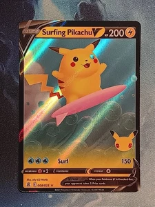 Pokemon Celebrazioni 2021 Surf Pikachu V #008 VLP-NM - Foto 1 di 2